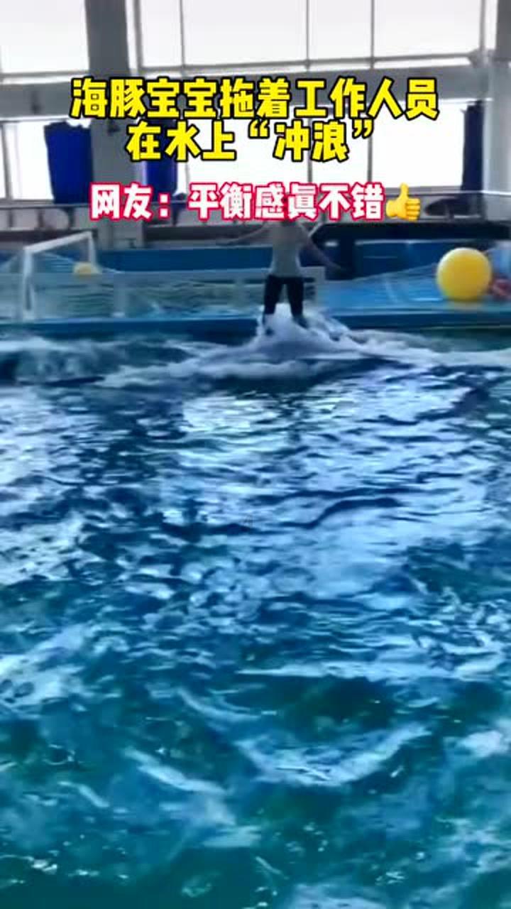 “志愿红”扫雪铲冰为居民保驾护航